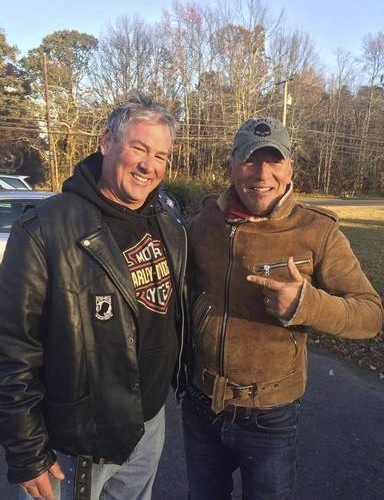 Bikers help Springsteen, Stranded on the side of the Road