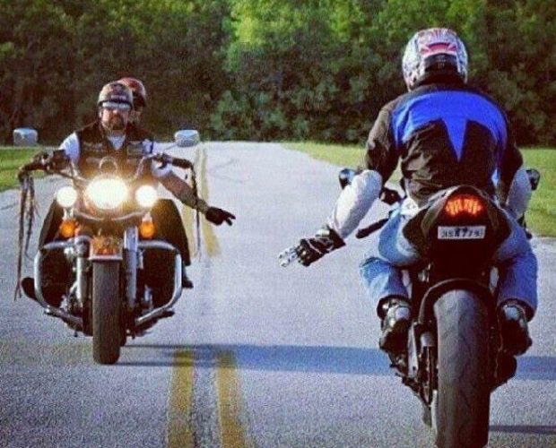 POLL : Do you wave at other motorcycle riders?